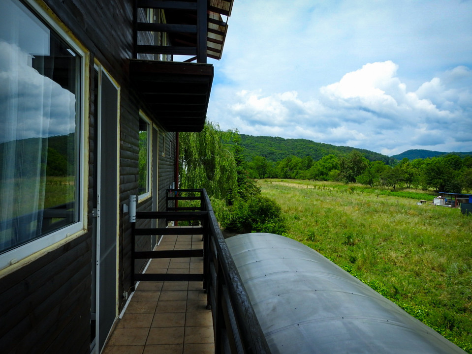 Pensiune la cheie  + casa in inima naturii, teren - 2400 mp, 5