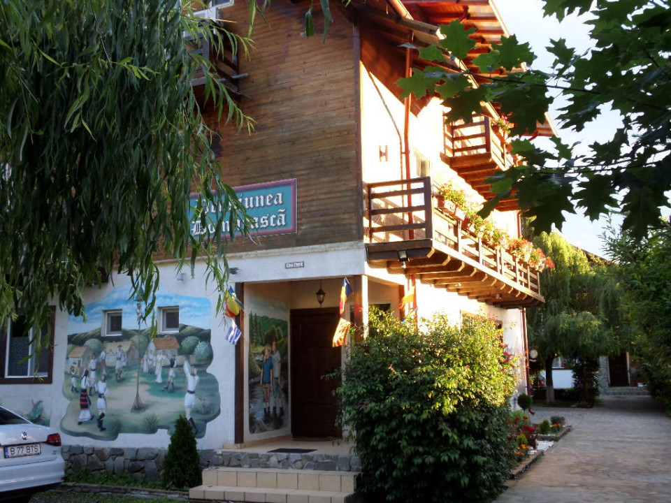 Pensiune la cheie  + casa in inima naturii, teren - 2400 mp, 5