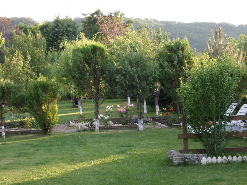 Pensiune la cheie  + casa in inima naturii, teren - 2400 mp, 5