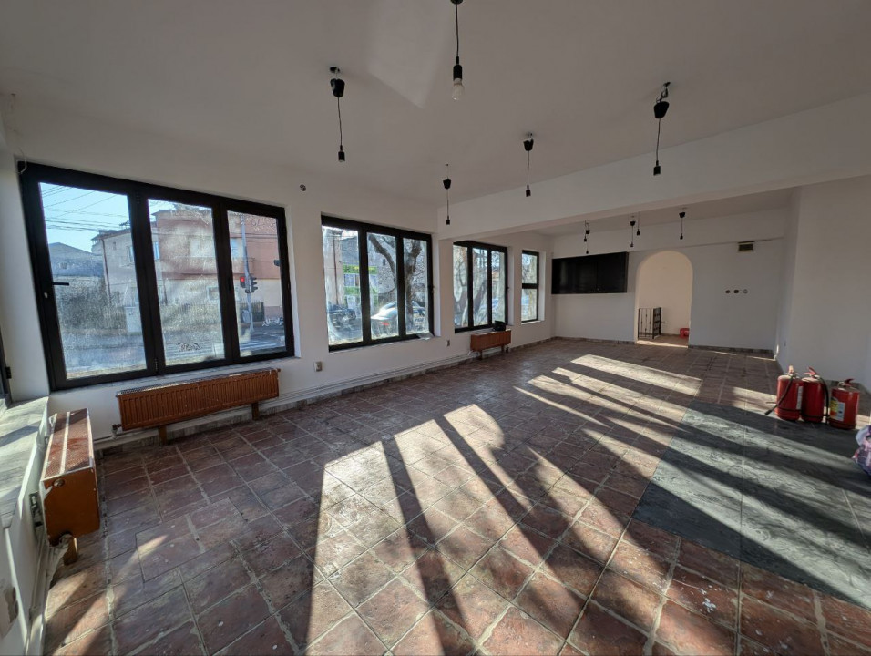 Oportunitate pentru investitie, Spatiu Comercial + Cladire cu 4 garsoniere