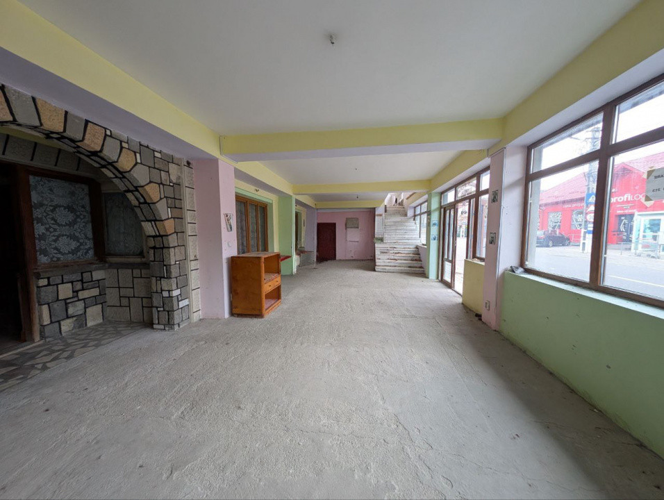 Investitie ideala - Cladire cu Spatiul Comercial la Parter, Teren  845 mp 