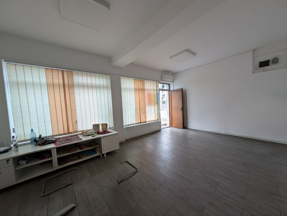 Spatiu Comercial  50 mp, Stradal, Malu Rosu
