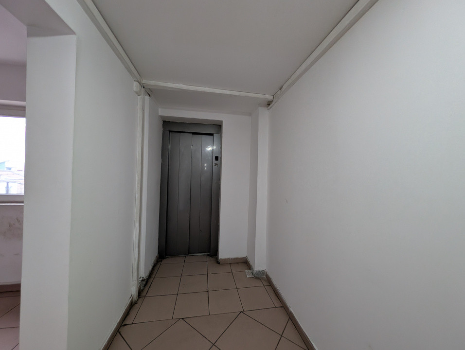 Garsonieră la etajul 1, în bloc renovat, cu lift