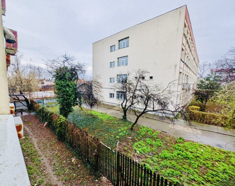 Garsonieră la etajul 1, în bloc renovat, cu lift