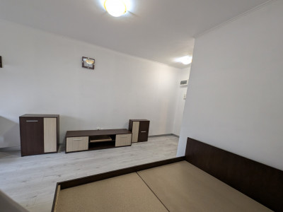 Garsonieră la etajul 1, în bloc renovat, cu lift